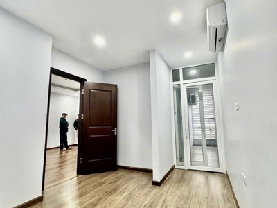 Cần bán căn hộ chung cư hiếm   mặt đường nguyễn chánh   diện tích phù hợp   tầng trung đẹp 3