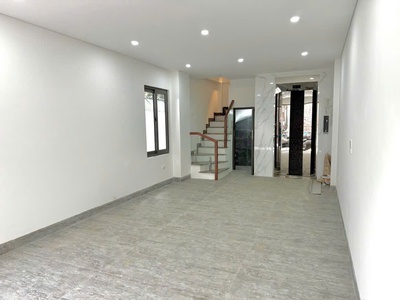 Nhà đẹp  cổlinh,  thạchbàn mới ra căn 40m2 x 6 tầng x gara ô tô x thang máy x nhỉnh 9 tỷ 0