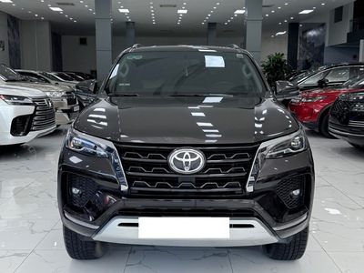 Bán Toyota Fortuner 2 cầu máy xăng, sản xuất 2021, lăn bánh 3 vạn Km. 0