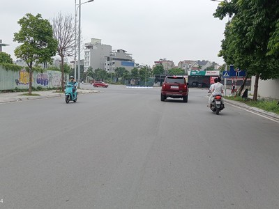 Bán đất ngọc thụy ô tô vào đất, đường thông, dt 106m, tách 2 sổ,  giá 27 tỷ 500 trriệu 1
