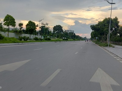 Bán đất ngọc thụy ô tô vào đất, đường thông, dt 106m, tách 2 sổ,  giá 27 tỷ 500 trriệu 2