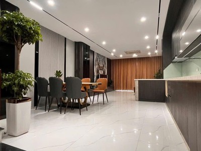 Bán nhà lô góc long biên   gara 2 ô tô   gần trường việt pháp 2