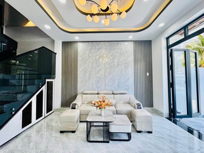 Siêu phẩm nhà MT chính chủ bán gần QL1A, TP Tân An.Giá chỉ 2 tỷ 800tr, shr 3