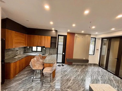Nhà trung tâm phường việt hưng xây mới 40m2 5t, ô tô đỗ cổng, lô góc, nhỉnh 8 tỷ 2