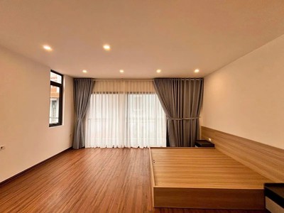 Nhà trung tâm phường việt hưng xây mới 40m2 5t, ô tô đỗ cổng, lô góc, nhỉnh 8 tỷ 3