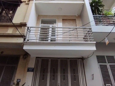 Cho thuê nhà ngõ 2 đại từ, 3 tầng x 42m2, 3 ngủ, 8tr5 ở gia đình, nhóm 0