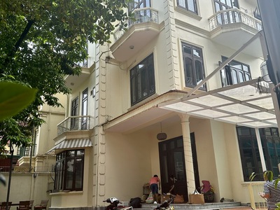 Cho thuê biệt thự phố tô ngọc vân, tích 450m2, xây dựng 100m2, 3.5 tầng 1