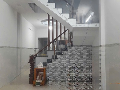 Cho thuê nhà 3 tầng  4 x 20m   trung mỹ tây, q.12   giá chỉ 8 triệu/t hẻm xe tải 0