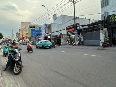 Bán gâp căn góc mặt tiền nguyễn xí bình thạnh- doanh thu 45tr/thang- giảm 1ty- thương lượng lộc lá 2