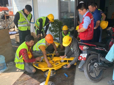 Thuê máy nâng kính Hà Nội   Giải pháp thi công kính tối ưu 0