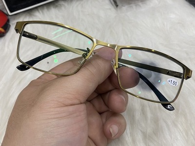 Địa chỉ bán kính lão đa tròng đổi màu cực tốt với giá chỉ 450k giao hàng miễn Var:TinhQuan 3