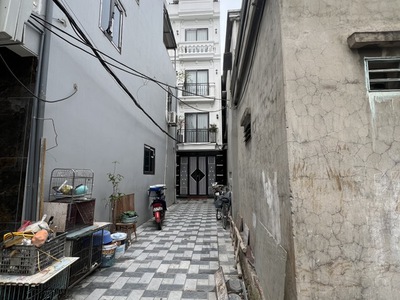 Bán nhà thạch bàn, cổ linh 62m x 5t cách 5m ra đường oto tránh, ở luôn chỉ 5 tỷ 2 còn tl. 1