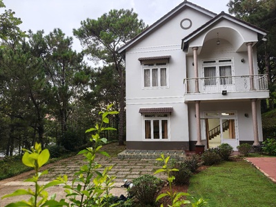 Cho thuê villa sân vườn 5 phòng toạ lạc rừng thông phường 8 đà lạt giá 25tr 0