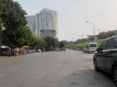 Bán biệt thự sân vườn ngọc thụy, 190m x 4 tầng, mặt tiền 7.6m, ôtô tránh, nở hậu 0