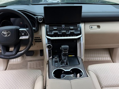 Bán Toyota Land Cruiser LC300 sản xuất 2024 siêu lướt. 8