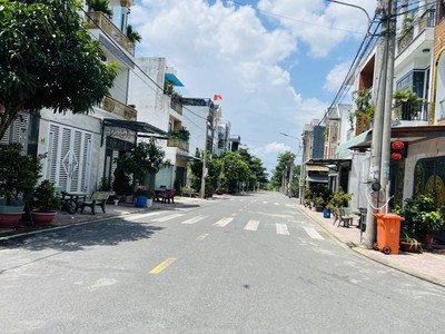 Bán nhà mới đẹp 3 tầng dĩ an,đường nhựa 13m,gần chợ thông dụng 3
