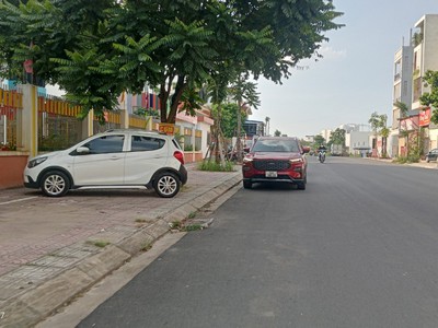 Bán đất ngọc thụy, long biên - giá chỉ 48 tỷ 500 triệu - chia được 3 lô, dt 330m , ô tô 7 chỗ vào 0