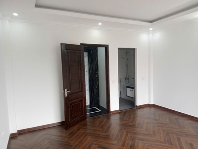 Bán nhà mới kính koong   thang máy   thông sàn   giá 8.4 tỷ  hoa lâm, long biên  40m   6 0