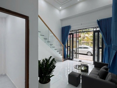 Nhà đẹp   hẻm 8m như mặt tiền   trệt lửng 3 phòng ngủ   chỉ việc ở 1