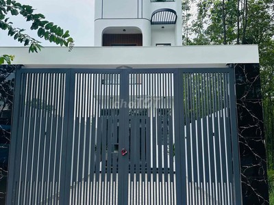 Nhà mới, hẻm ô tô ở Định Hòa gần TTHC Tp.TDM chỉ 2 TỶ 750  DT 90m2  Nhà SHR 3