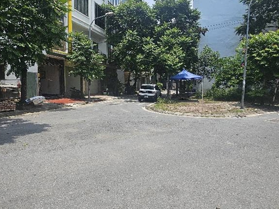 Bát khối,long biên 11tỷ 50m mặt tiền 4m ô tô tải tránh nhau,vỉa hè rộng 0