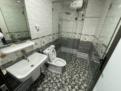 Cho thuê nhà Văn Cao, sân cổng riêng  110m2 , 4 p.ngủ. 4