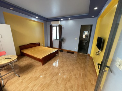 Cho thuê nhà Văn Cao, sân cổng riêng  110m2 , 4 p.ngủ. 5