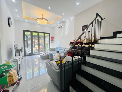 Nhà đẹp lạc long quân   30m  x 5 tầng   mặt tiền 6m   gần hồ tây   giá chào 7.6 tỷ 0