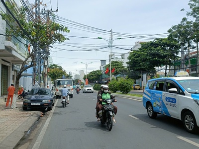 Bán 2 căn nhà mới hẻm trần phú - vĩnh nguyên - nha trang     dt: 70,6m2. sổ riêng đã hoàn công.giá 0