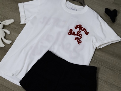 Áo thun trắng thêu chữ đỏ - Item không thể thiếu từ MEI Fashion 0