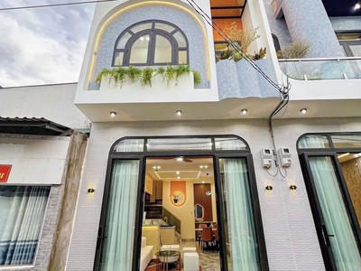 Nhà Đẹp 1 Trệt 1 Lầu Ngay UBND   70M2   Giá 2 TỶ 390 TRIỆU 0