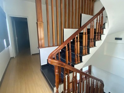 Bán nhà lô góc ngọc thụy   long biên  giá chỉ 8.6 tỷ - ô tô đõ cửa 4
