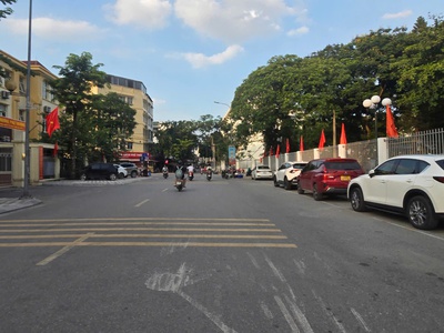 Tây hồ, đất mặt phố , vỉa hè , kinh doanh, dt   183 m2,  mt   10m , 3xxtr/m2 , lh : 0978818618. 2