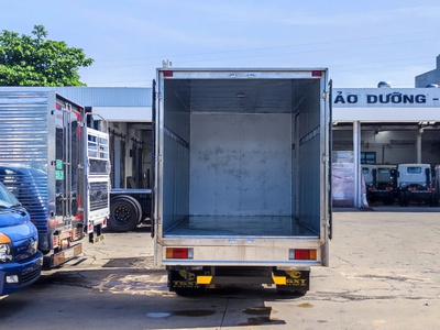 Isuzu QKR210 1T9 thùng kín dài 4m3 2