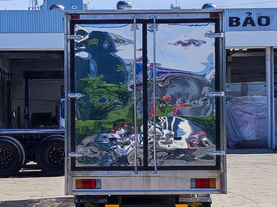 Isuzu QKR210 1T9 thùng kín dài 4m3 3