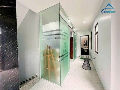 Ưu điểm cửa kính thủy lực đẩy ngang 1