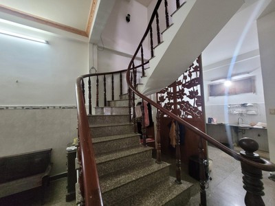 Bán nhà  linh xuân, thủ đức, ngõ đường số 8. dt 64m2, 3 tầng, 3pn, sổ đỏ. giá 4.4 tỷ. lh: 0933125879 1