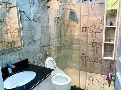 Cho thuê nhà mặt ngõ Văn Cao, DT: 58m2, 4 p.ngủ. 7