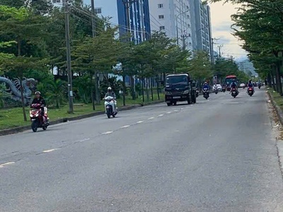 Bán nhà mặt tiền phạm như xương   liên chiểu  2 tầng   hầm, dt 93m  sổ đẹp 3pn, phòng thờ, sân 2