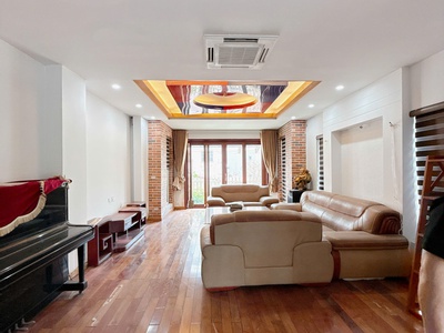 Bán tòa văn phòng 8 tầng mặt phố lụa  100m2 - mặt tiền 5m   kinh doanh hái ra tiền   100m giá tốt 3