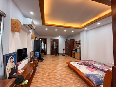 Bán tòa văn phòng 8 tầng mặt phố lụa  100m2 - mặt tiền 5m   kinh doanh hái ra tiền   100m giá tốt 0