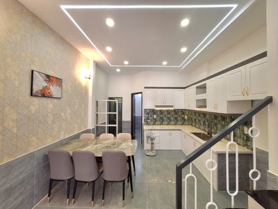 Nhà đẹp full nội thất xịn, 4x15m với 3 phòng ngủ, gần uỷ ban phường thạnh lộc, 5 phút gò vấp 2