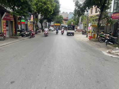 Hiếm  Cần bán 59m2, nhà 3 tầng mặt phố Trâu Quỳ. Khu kinh doanh sầm uất, dòng tiền ổn định 3
