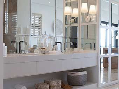 Kính màu ốp tường trang trí phòng khách ấn tượng 0