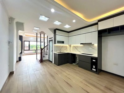 Nhà 4 tầng Ngọc Hồi, 40m2, giá 7.6 tỷ, ô tô, gần hồ Linh Đàm 1