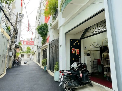 16 tỷ: bán nhà quận 3- trần hưng đạo nguyễn văn cừ- 4m x 13m- 3 tầng xe hơi trong nhà.vũ 0933910039 0
