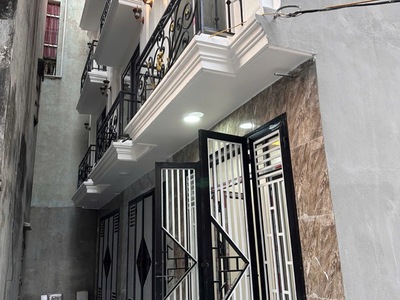 Bán nhà 30m x 5t ngõ 44 đức giang, mới tinh ở luôn, 10m ra oto tránh chỉ 5 tỷ 4 còn tl. lh 2