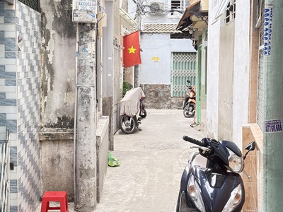 Bán nhà 2 mặt hẻm khu dân cư trung tâm   yên tĩnh. 6