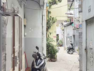 Bán nhà 2 mặt hẻm khu dân cư trung tâm   yên tĩnh. 4