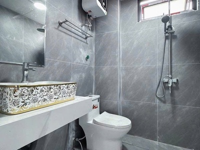 Bán nhà phân lô phạm văn đồng 50m  x 7 tầng thang máy mt 5m   giá 12.5 tỷ, lô góc, ô tô vào nhà 4